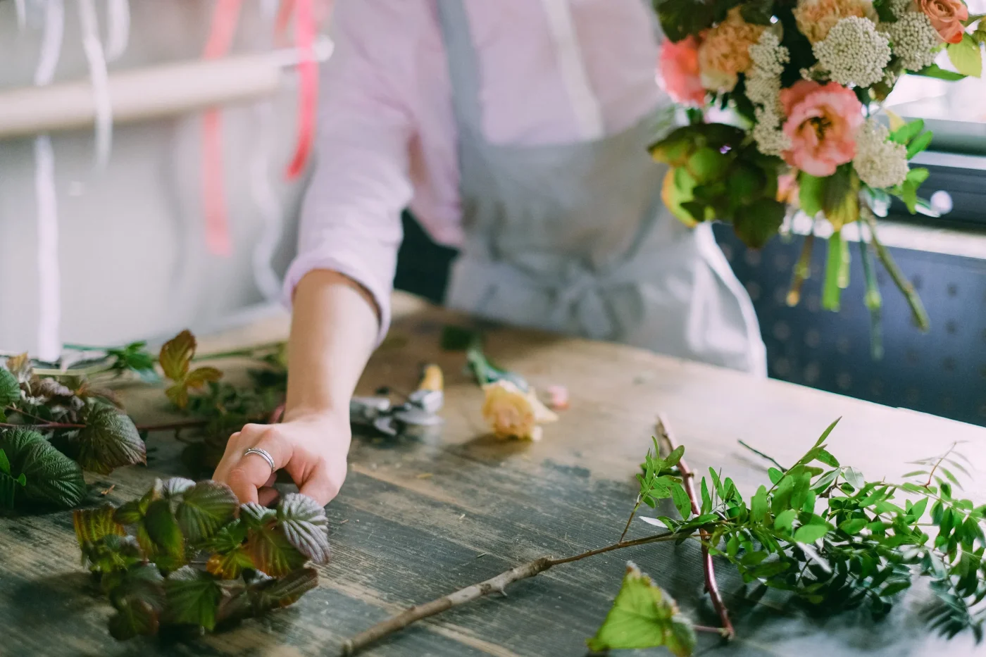 Step-by-Step: Assembling Your Foam-Free Table Arrangement